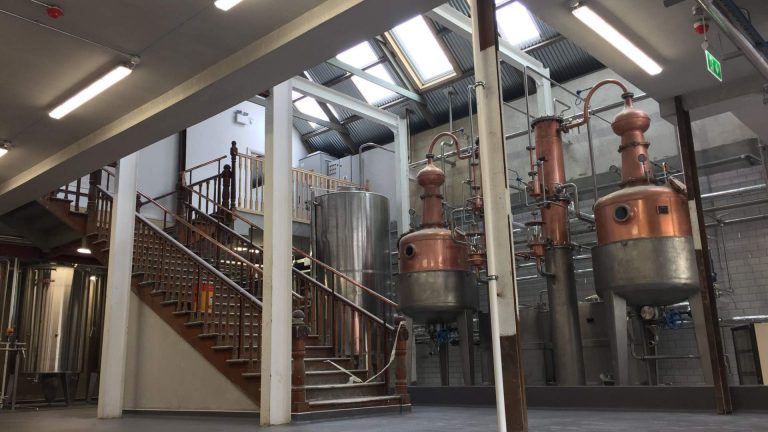 Blackwater Distillery in Ballyduff beginnt Whiskeyproduktion