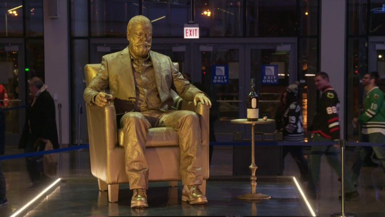 Video: Die Enthüllung der Nick Offerman Statue – My Tales of Whisky