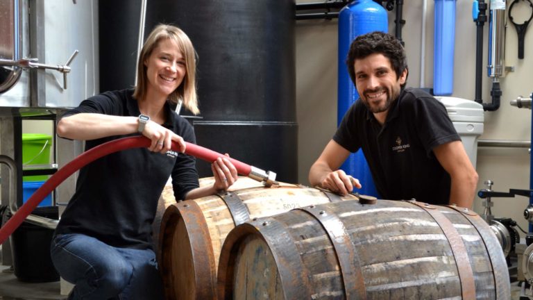 Cooper King Distillery füllt erste Whiskyfässer