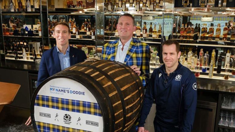 PR: Diageo spendet Fass für Scottish Rugby Charity