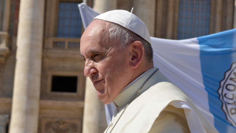 Papst Franziskus: „Whisky ist das wahre Weihwasser“