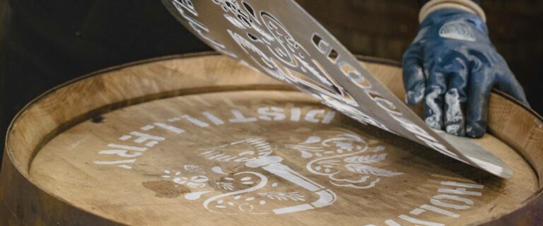 PR: Whisky Hammer versteigert Fässer der Holyrood Distillery mit Whisky nach historischen Rezepten
