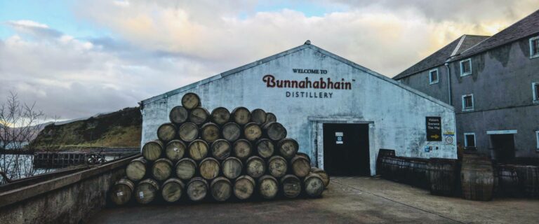 Serge und Angus verkosten Whiskys aus Bunnahabhain (Fèis Ìle 2021 Session 8)