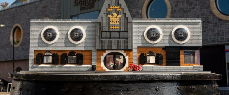 PR: Teeling stellt die weltweit erste LEGO-Destillerie in ihrer Brennerei in Dublin aus (mit Video)