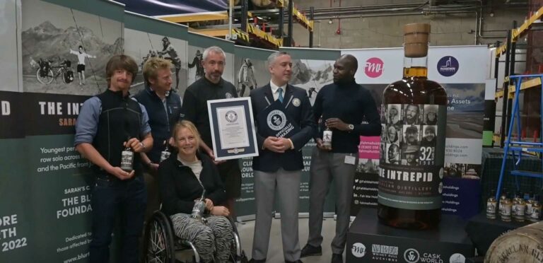 Neuer Guinness-Weltrekord: Duncan Taylor füllt die größte Flasche Malt Whisky ab