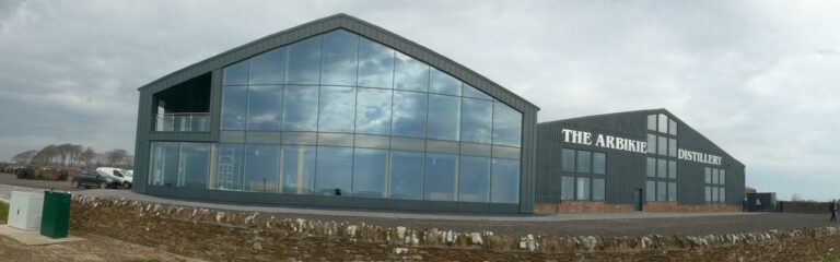 Arbikie Distillery erforscht mit Universität historische Gerste für klimafreundlicheren Whisky (mit Video)