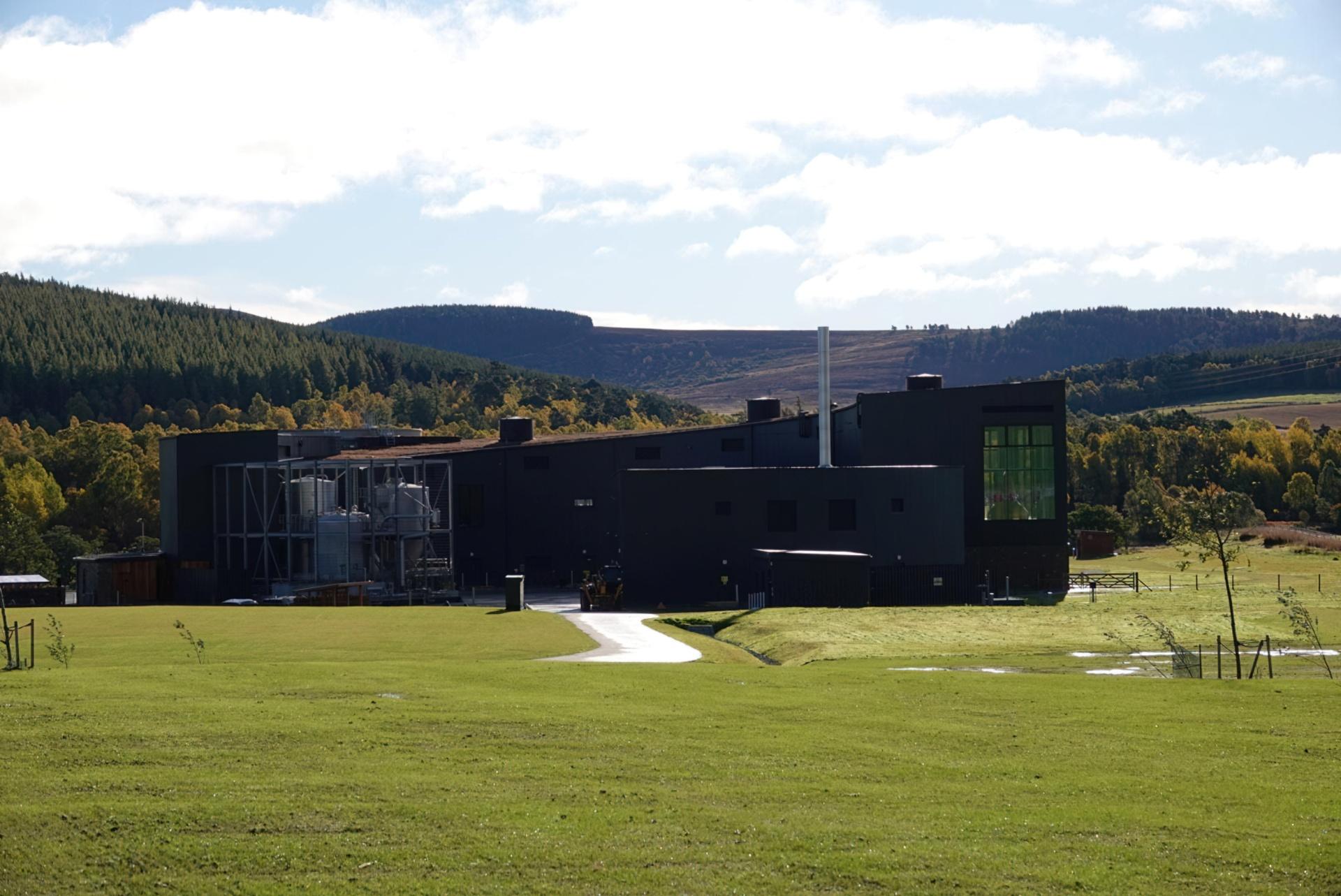 Whisky im Bild Die Cairn Distillery, am Tag vor der Eröffnung