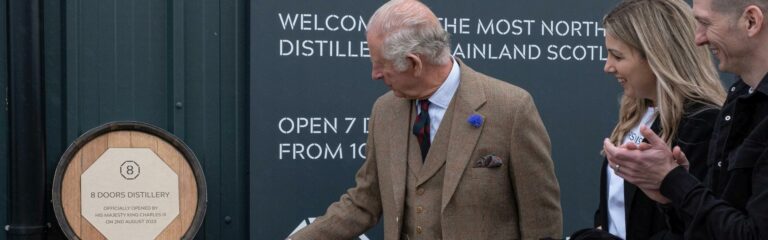 King Charles eröffnet 8 Doors Distillery, die nördlichste Festlandbrennerei Schottlands (mit Galerie und Video)
