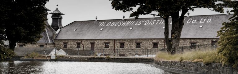 Bushmills ist „Best Whisky Distillery International” – Gesamtkonzept überzeugt Fachjury und Whiskey-Liebhaber*innen