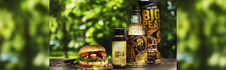 Gewinnen Sie 4x den Big Peat Islay Blended Malt + je 6 Flaschen Big Peat Whisky-BBQ Sauce – für den perfekten Islay-Grillabend!