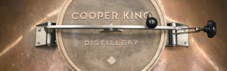 Cooper King Distillery entwickelt Methode zur Kalträucherung von Whisky-Fässern