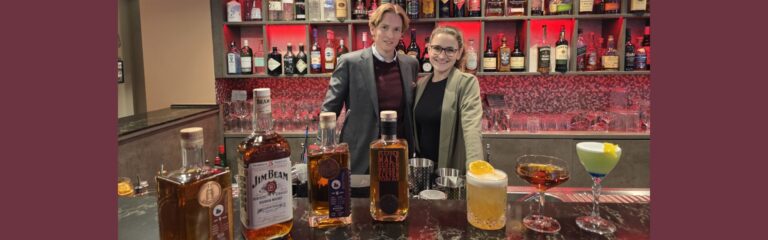 Willkommen im Speakeasy Pub auf der Village 2026 – Panamerikanische Drinks und Drams mit Jonas Leikrad und Jenny Dressel