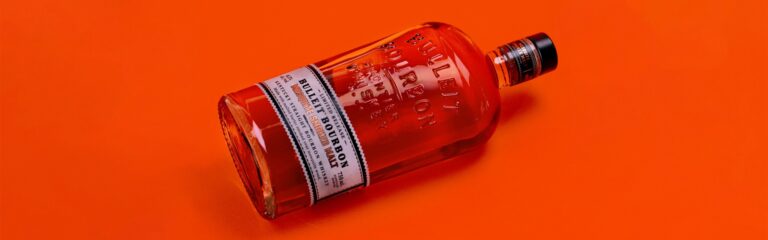 US-only: Bulleit Frontier Whiskey veröffentlicht Limited Release Bourbon mit über Mesquite-Holz geräuchertem Malz
