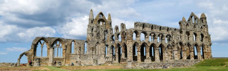 Abbey Lands Distillery soll 2027 nahe der Whitby Abbey in Nord-Yorkhshire eröffnet werden – und auch Whisky produzieren