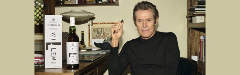 Laphroaig und Willem Dafoe präsentieren das neueste Kapitel der weltweiten Kampagne „Unphorgettable“ mit einem neuen Single Malt