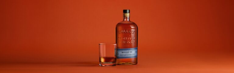 Bulleit Frontier Whiskey stellt Bulleit ’87 vor, der erste Blend der Brennerei aus Bourbon und Rye