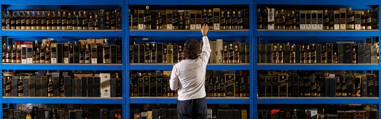 Whisky Auctioneer versteigert weltgrößte Johnnie Walker Sammlung