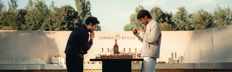 Zug um Zug zur Meisterschaft: Chivas Regal inszeniert Duell mit Charles Leclerc rund um seinen Chivas 16yo