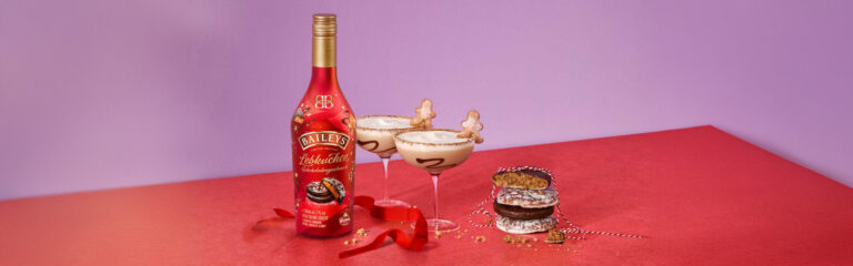 Happy Friendsmas: Baileys bringt mit der neuen Limited Edition Lebkuchen-Schokoladengeschmack die Weihnachtsvorfreude jetzt schon ins Glas