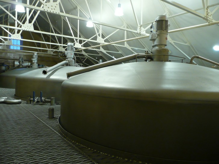 Biomasse-Kraftwerk für Whiskyproduktionsabfälle nimmt Betrieb auf